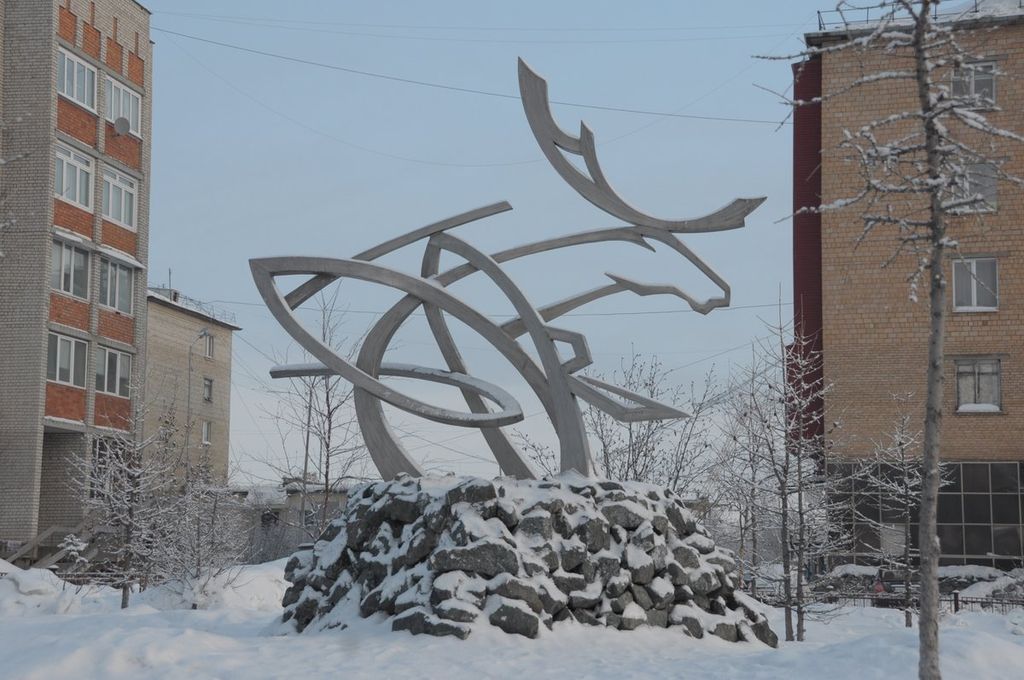 Зато здесь. Памятники города Лабытнанги. Лабытнанги памятник оленю. Скульптура Северное сияние Лабытнанги. Памятник рыба олень Лабытнанги.