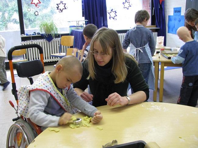 В немецких школах дети. Школа для инвалидов. Дети инвалиды в школе. Школа для инвалидов в Германии. Школа для детей с ограниченными возможностями в Германии.