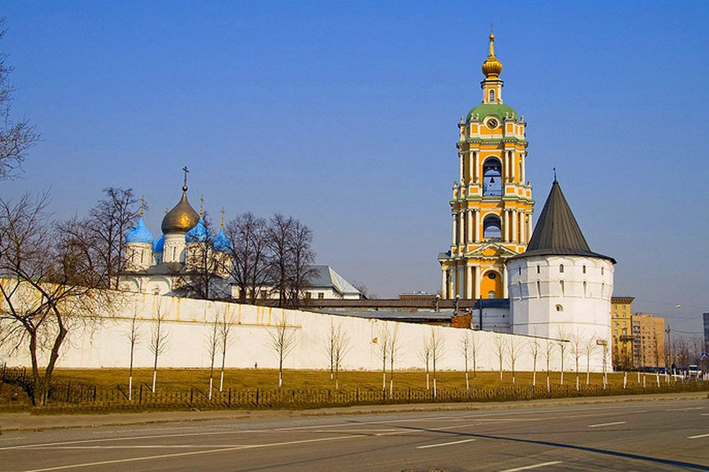 Новоспасский монастырь в москве. Новоспасский монастырь с высоты Москва. Церковь напротив Новоспасского монастыря в Москве. Новоспасский 1462 монастырем. Новоспасский монастырь стена.